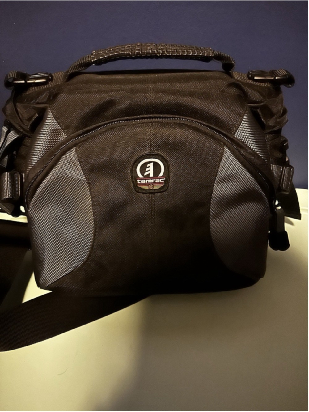 Tamrac Camera Bag Velocity 7x Sling Pack 5767 Adjustable Straps Model Photograph